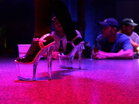 Striptease/Lapdance Find a prostitute Sunggal